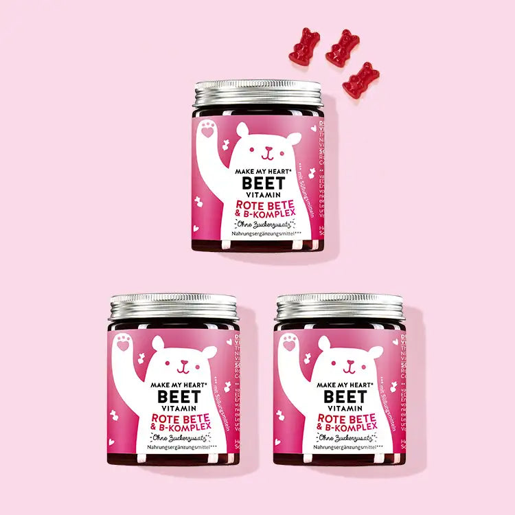 Auf diesem Bild sind drei Dosen You Make My Heart Beet mit Thiamin für die Herzfunktion abgebildet. Das Produkt ist von Bears with Benefits.